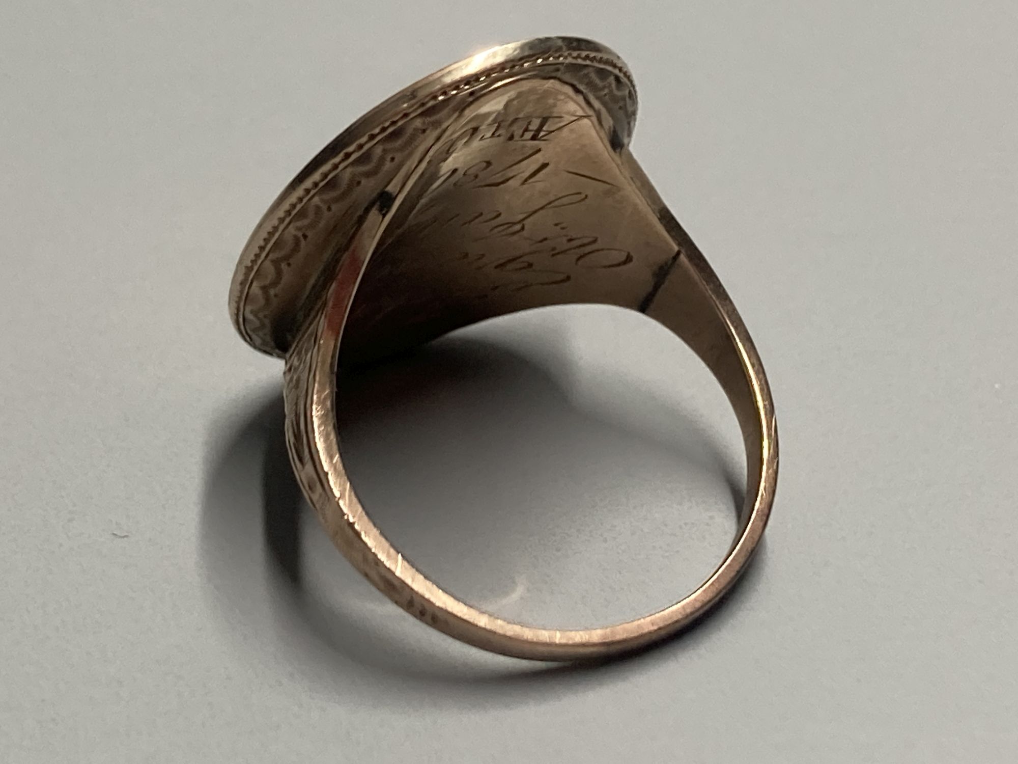 A George III yellow metal mourning ring (lacking insert), with engraved inscription to underside of ring head,